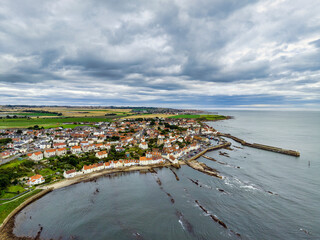 Luftbild vom Fischerdorf Pittenweem am Firth of Forth