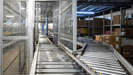 Automatic conveyor system with lift and few line in warehouse E-commerce