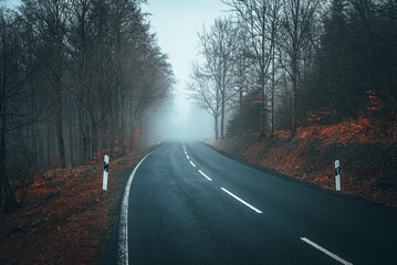 Einsame Stra&szlig;e im deutschen Herbst