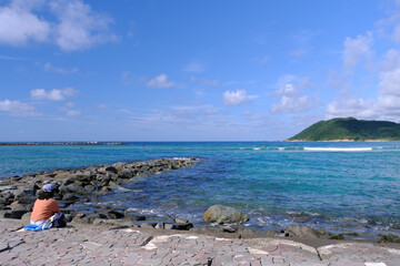 ２０２３年夏　京都府京丹後市網野町　八丁浜　青い海と女性