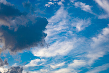 鮮やか、爽やかな青空と黒い雨雲が混じる都会の空・雄大な清々しい空とすじ雲（東京都千代田区）