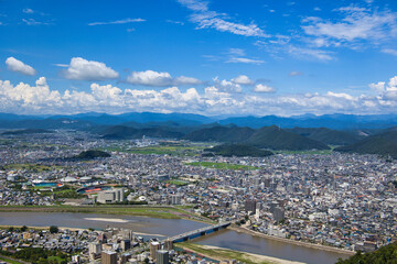 晴れた日の金華山展望台から見た岐阜県岐阜市の都市景観