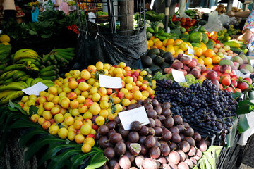 Früchte und Gemüse in der Markthalle von Funchal, Madeira