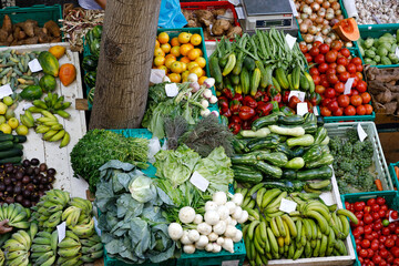 Früchte und Gemüse in der Markthalle von Funchal, Madeira
