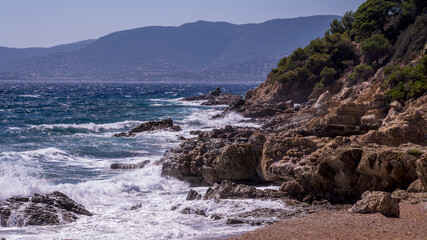 Paysage marin de la côte sauvage et rocheuse du Cap Lardier aux eaux transparentes et fortes vagues autour de la plage de Bruis en été en France dans le département du Var