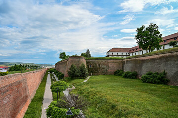 Stadtmauer und Park mit Wegen an der der Zitadelle Alba Carolina (Karlsburg) in Alba Iulia,...