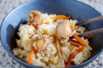 鍋で炊いた帆立の具だくさん炊き込みご飯