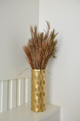 vaso dourado decorativo com capim seco 