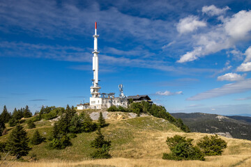 Widok na budynek z anteną w górach