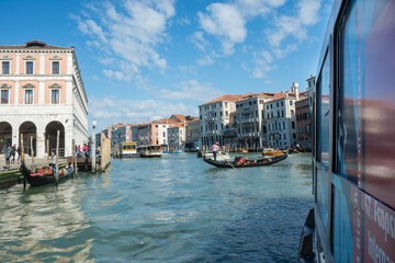 Obraz premium gondola crossing a canal in venice
