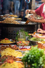 sirviendo comida en un puesto de comida callejera