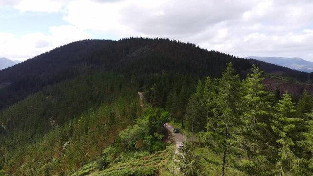 Toma a&eacute;rea de coches pasando por la cima de la monta&ntilde;a