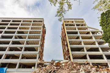 Boutaric during its destruction. Boutaric pendant sa destruction.