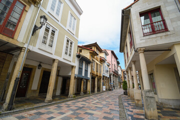 Fototapeta na wymiar Typical streets and porticoes of Avilés