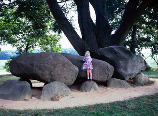 Hunebed with playing child