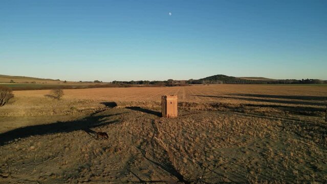 Torre bajo la luna en el campo 