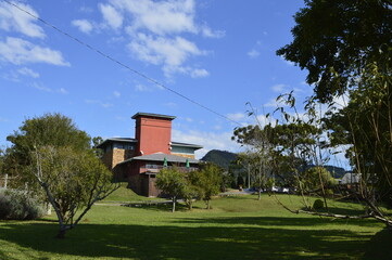Gramado com construção ao fundo