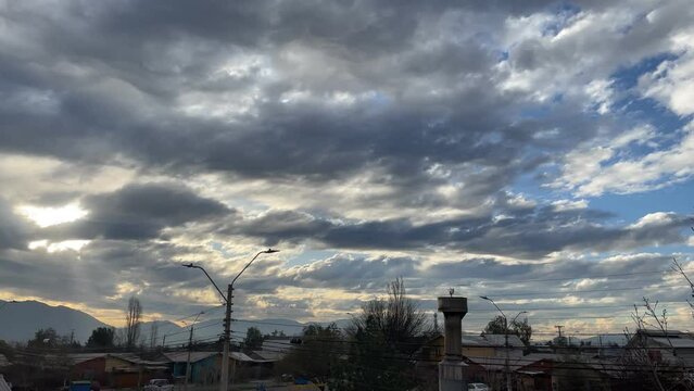 Time Lapse 4K del cielo de la ciudad Los Andes, Villa Los Moreno. Atardecer y nubes en el mes de agosto de 2023