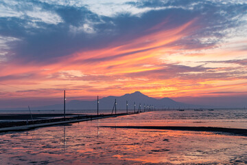 熊本・夕焼けに染まる長部田海床路