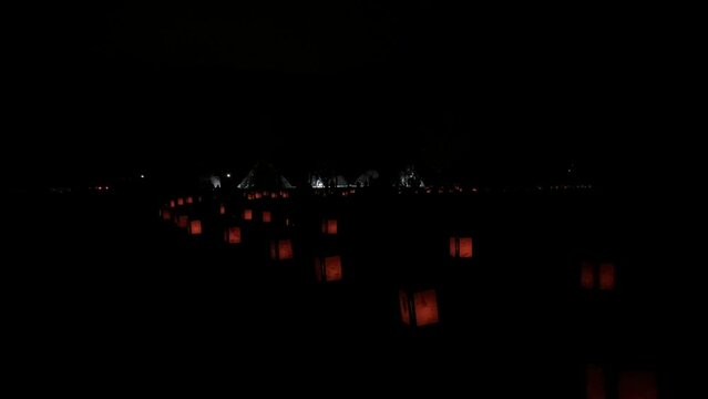 古代の村を照らす幻想的な灯り
