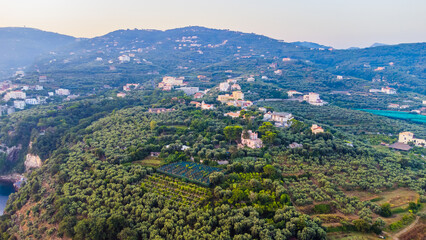 Obraz premium The Amalfi Coast is a breathtaking stretch of coastline in southern Italy, known for its vertiginous cliffs adorned with colorful villages, turquoise waters, and lush terraced gardens. 