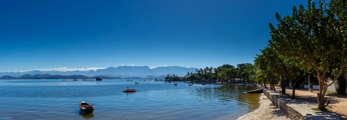 Ilha de Paquetá com a Região Serrana do Rio de Janeiro ao Fundo