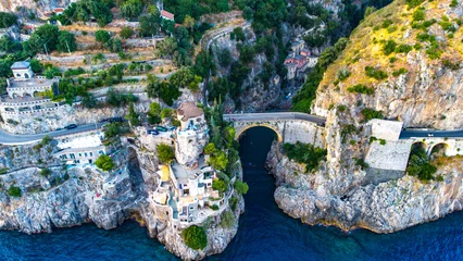 Fotobehang Positano strand, Amalfi kust, Italië The Amalfi Coast is a breathtaking stretch of coastline in southern Italy, known for its vertiginous cliffs adorned with colorful villages, turquoise waters, and lush terraced gardens. 