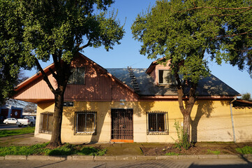 Fototapeta na wymiar Paried house in a chilian village (Talca, Maule)