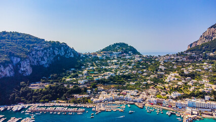 Obraz premium The Amalfi Coast is a breathtaking stretch of coastline in southern Italy, known for its vertiginous cliffs adorned with colorful villages, turquoise waters, and lush terraced gardens. 