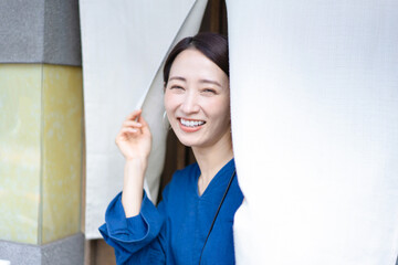 暖簾をくぐる女性　日本料理　外食