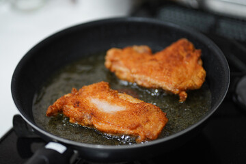 	鶏もも肉を油で揚げる様子