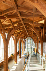 湯布院観光案内所　木造建築｜ガウディー建築を連想させるほどに見事な日本の木造アートです
