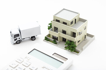 住宅模型とトラックと電卓