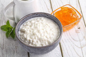 Grain curd with cream and jam