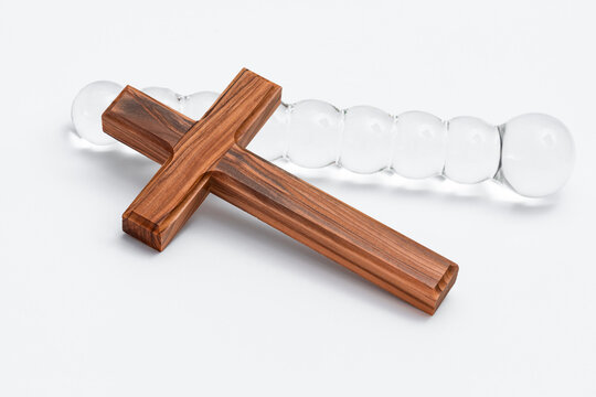 Holzkreuz mit Glasdildo