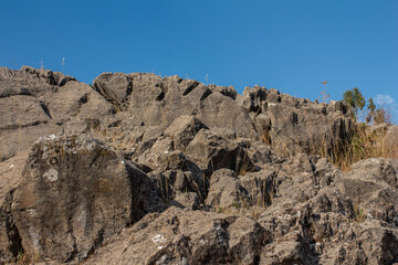Rocas gigantes del centro arqueológico de Qenqo en Cusco, Perú, donde se aprecian diferentes formas