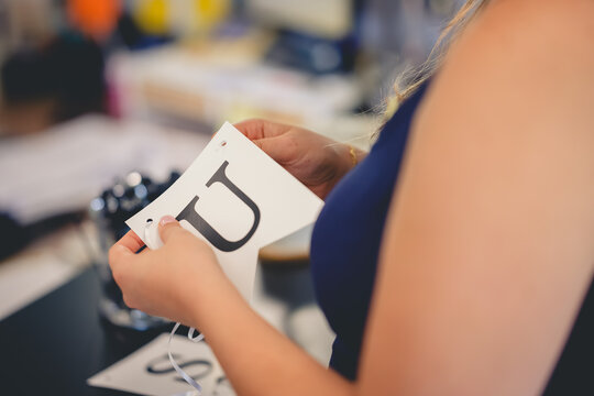 Manos de mujer creando un anuncio con papel e hilo