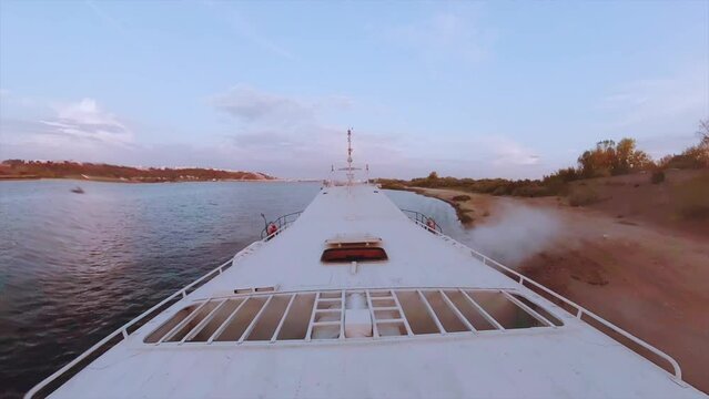Hovercraft starts, svp, hovercraft starts moving on sand, hovercraft