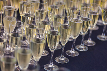 Elegant wedding table adorned with sparkling champagne flutes