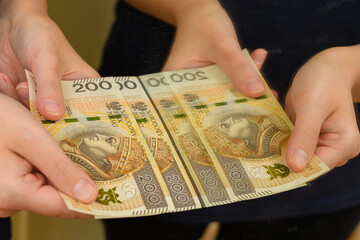 Polskie banknoty gotówka w odbiciu lustrzanym, pomnażać przychody