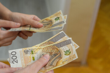 Polskie banknoty gotówka w lustrzanym odbiciu