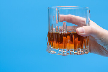 Whisky z kostkami lodu w szerokiej szklance, wznosić toast - obrazy, fototapety, plakaty