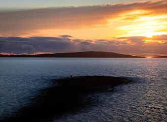 mysterieuse zonsondergang over Ijslandse zee
