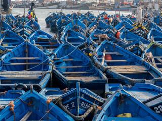 Fototapeta na wymiar Barcas en el puerto pesquero de la ciudad de Essaouira, en la costa central de Marruecos