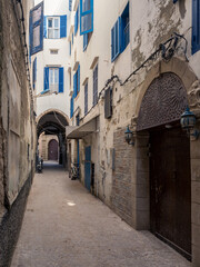 Calle estrecha de la medina de la ciudad de Essaouira, en la costa central de Marruecos