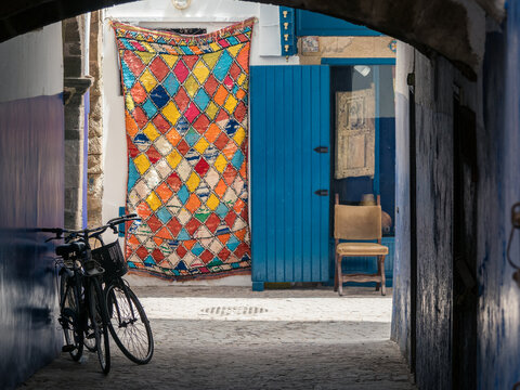 Tapiz expuesto en una callejuela de la medina de la ciudad de Essaouira, en la costa central de Marruecos