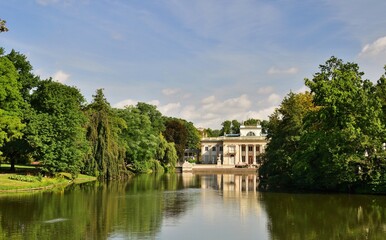 Fototapeta premium Verspiegelung in Łazienki-Park in Warschau, Polen