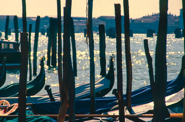 Gondolas de vivos colores en la ciudad italiana de Venecia