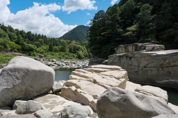 水流の侵食によって形成された木曽川の寝覚ノ床