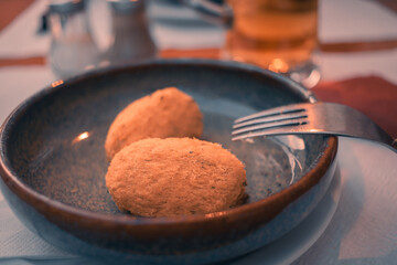 croquetas de bacalao, tapa típica española y portuguesa muy solicitada en bares y restaurantes.	